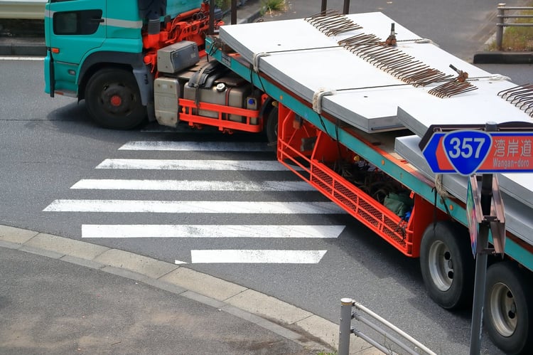 なぜ巻き込み事故は起こる？内輪差・死角のリスクと対策方法