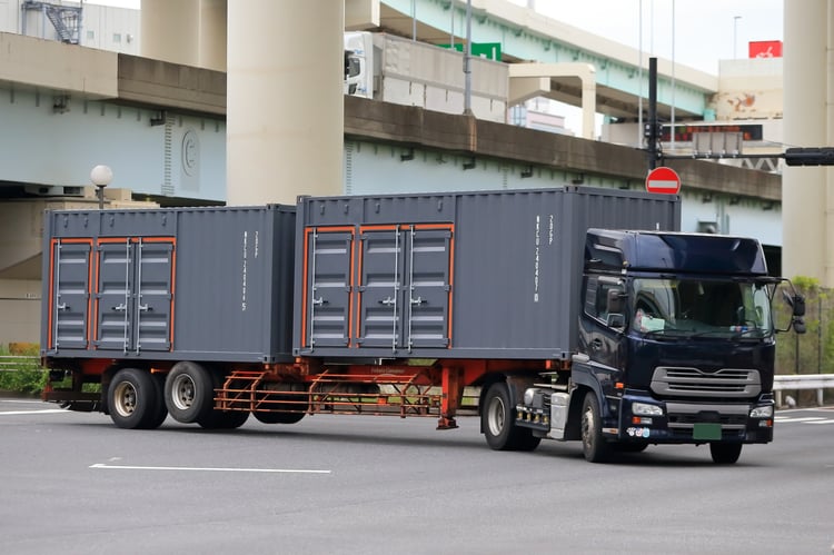 トラックのオーバーハング事故｜原因と回避策