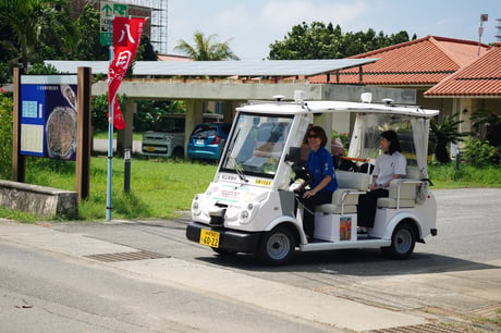 沖縄県多良間島で自動運転カートのドライバーを務める住民(東海クラリオン)