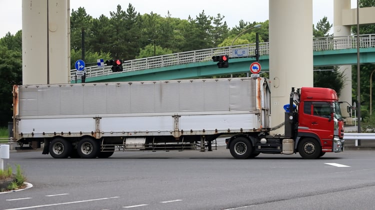 トラックのオーバーハング事故防止における効果的な教育方法とは？