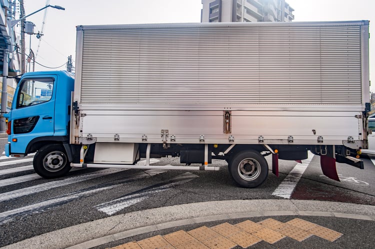 巻き込み防止装置の義務は何トンからが義務？装着時のポイントや違反リスクも解説