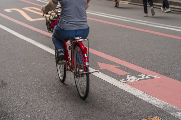 自転車にも青切符導入へ―車道走行義務化で高まる巻き込み事故リスクと安全対策