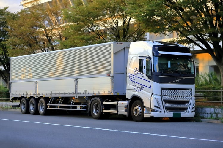 トレーラーのバックカメラ選びと安全対策ガイド｜運送会社の導入事例も紹介