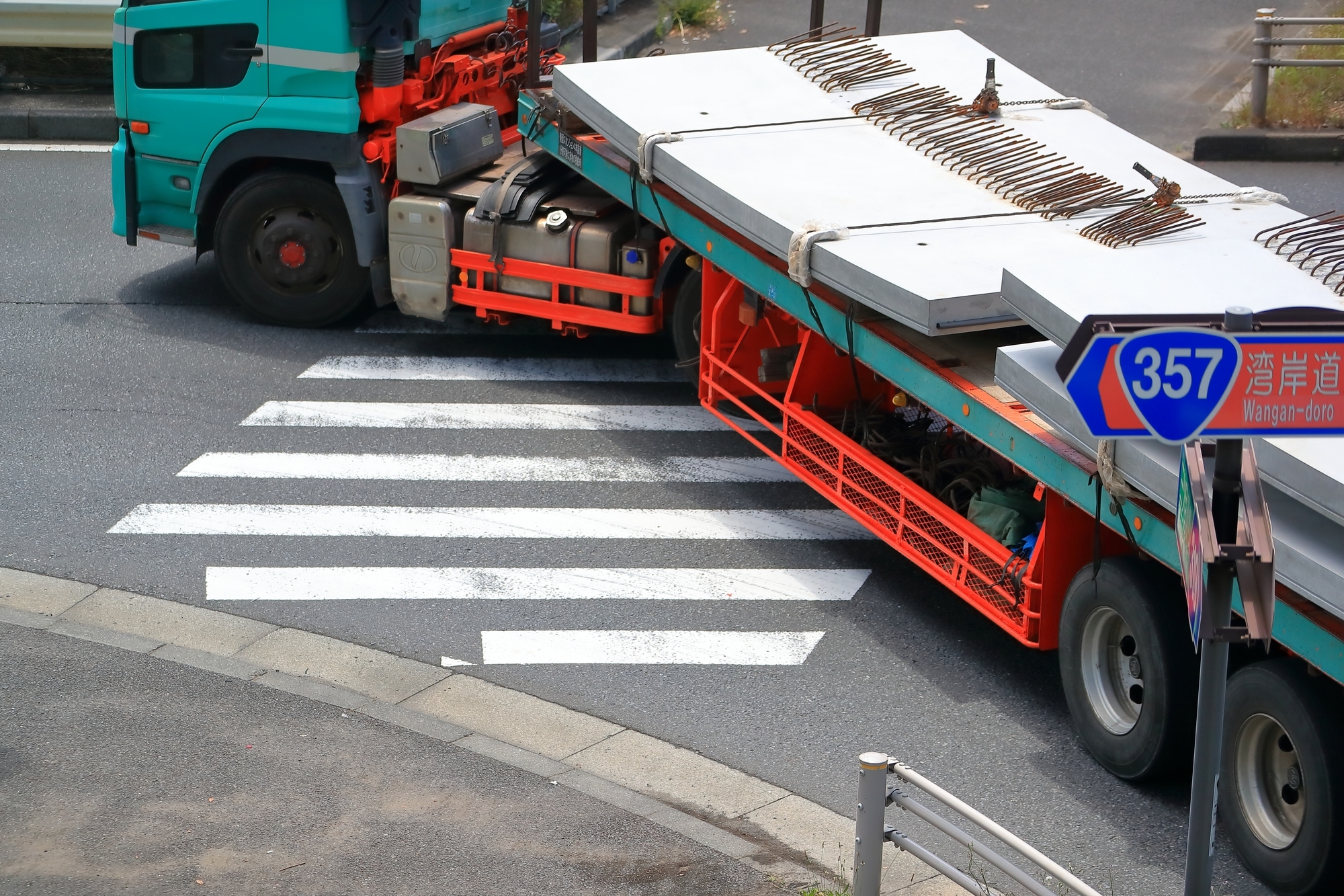 なぜ巻き込み事故は起こる？内輪差・死角のリスクと対策方法サムネイル画像