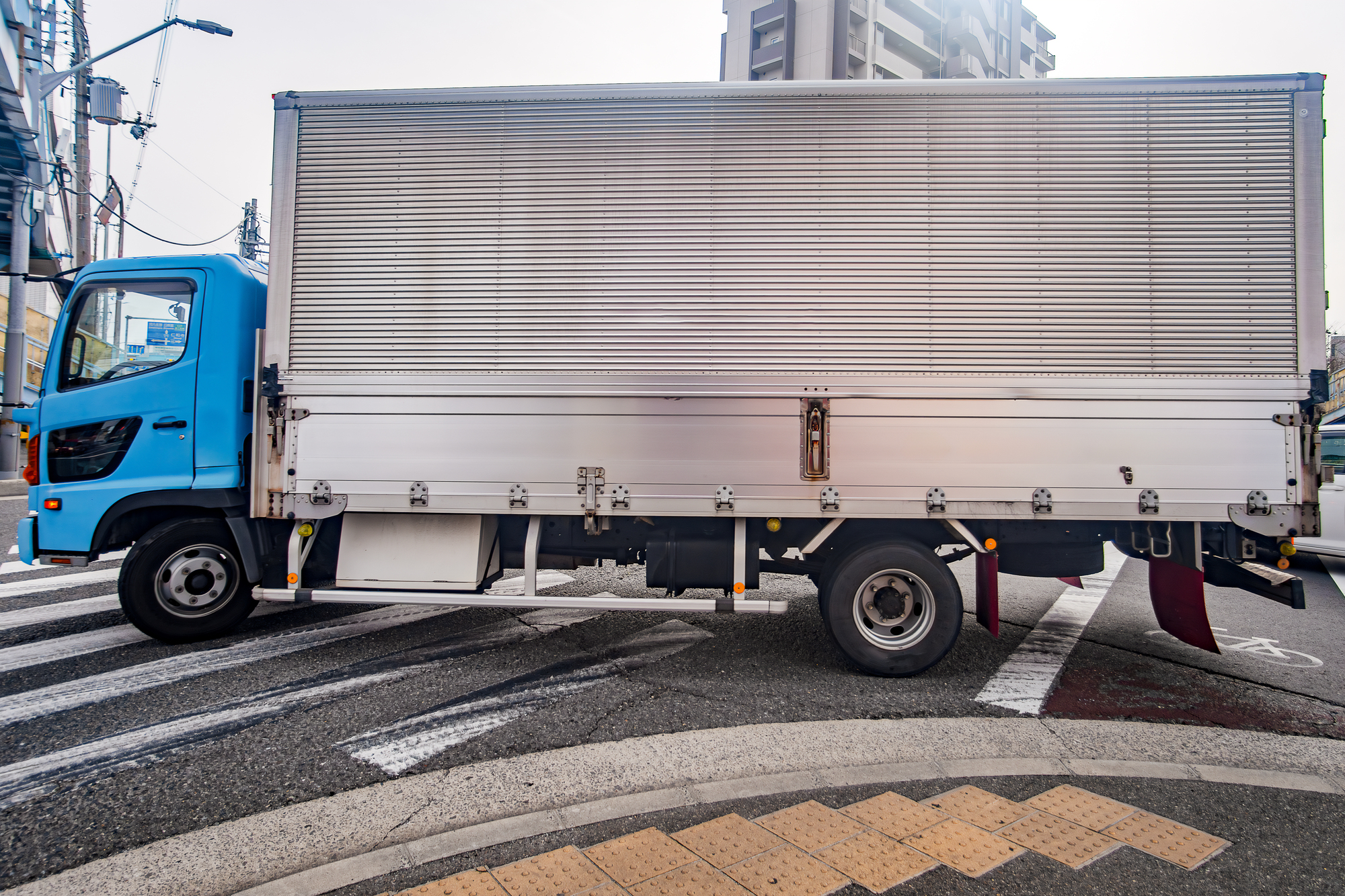 巻き込み防止装置の義務は何トンからが義務？装着時のポイントや違反リスクも解説サムネイル画像