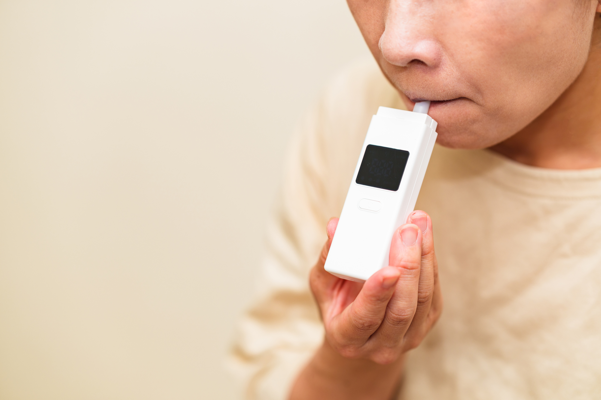 トラック運送業に必須！アルコールチェックの実施ポイント【罰則・記録・運用方法】サムネイル画像