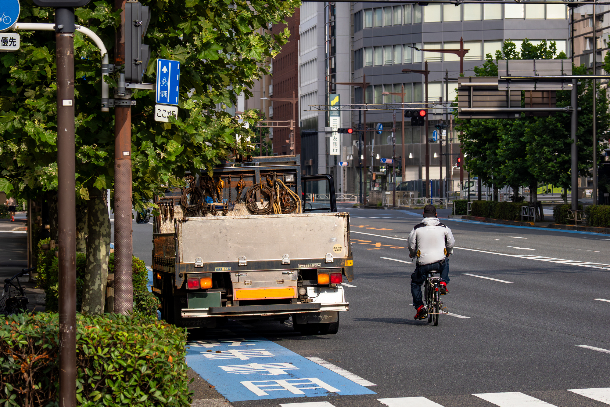 自転車とトラックの事故を防ぐには？原因や青切符導入の影響、AIカメラによる対策を解説サムネイル画像
