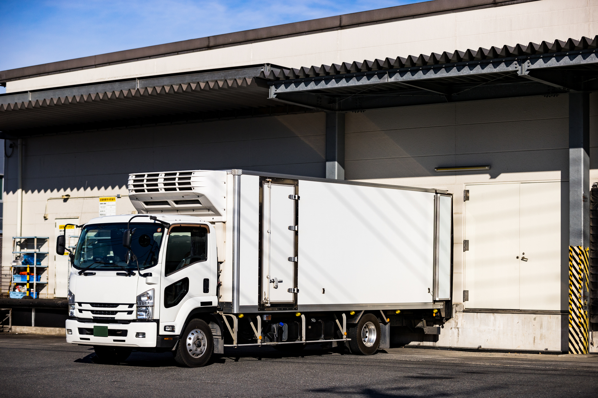 トラックバースの事故を防ぐには？設備・運用ルール・AIを活用した安全対策を解説サムネイル画像