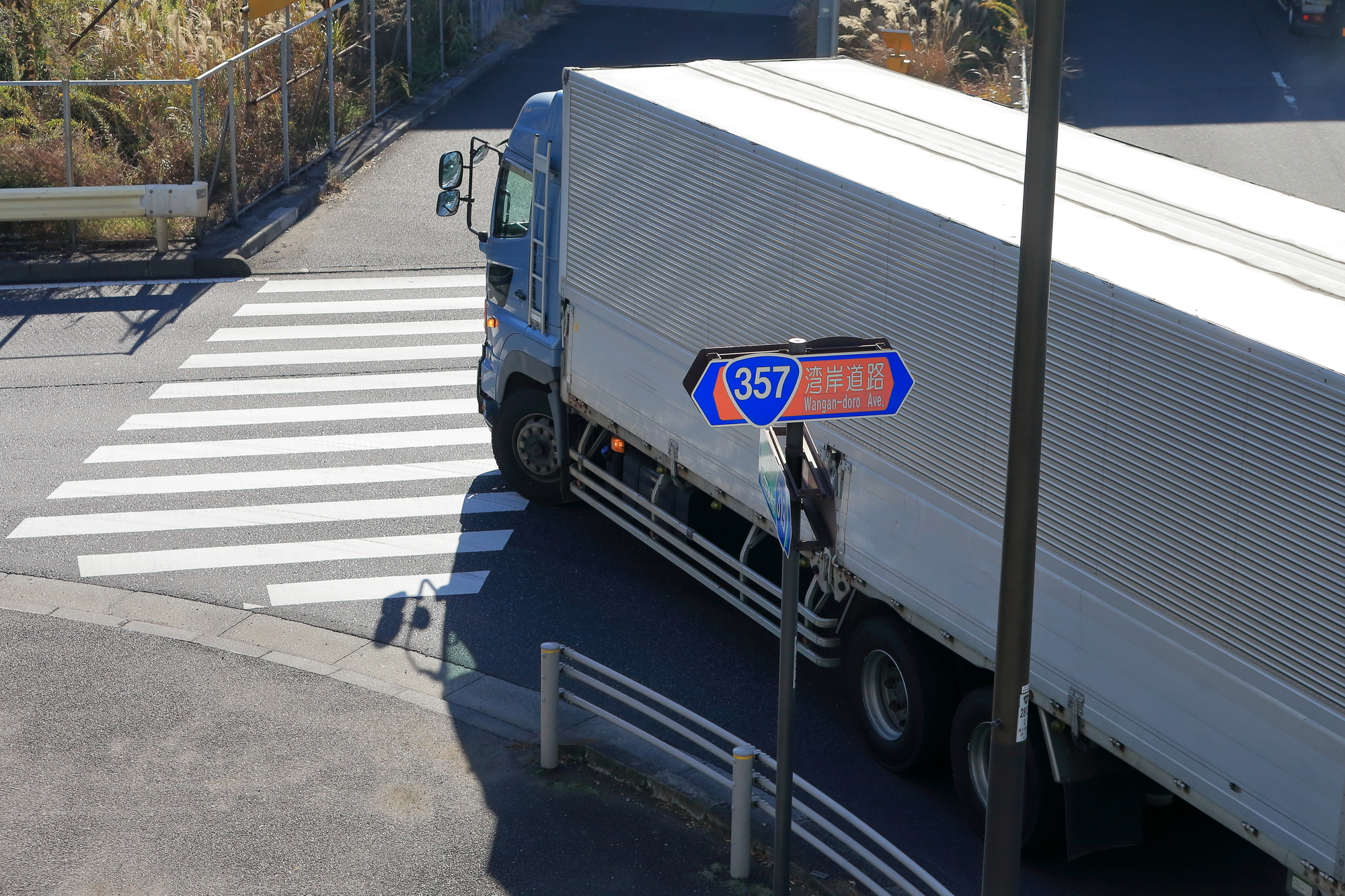 交差点事故はなぜ起きる？運行管理者が実践すべき原因分析と再発防止策サムネイル画像